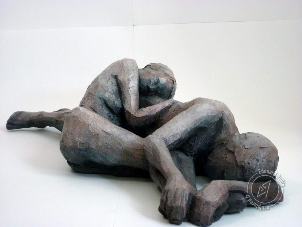 Couple couché, 2014 (argile, gomme-laque)