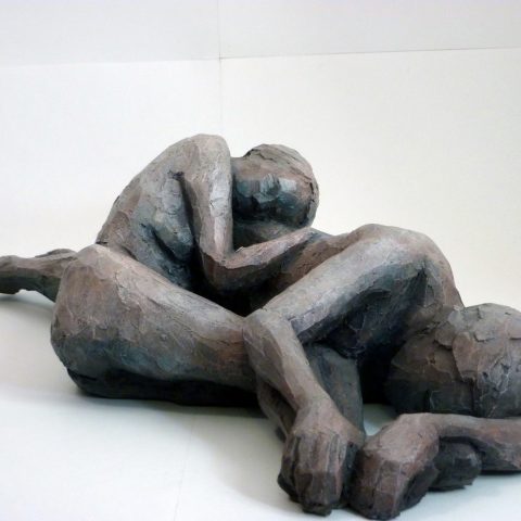 Couple couché, 2014 (argile, gomme-laque)