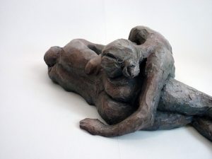 Couple couché, 2014 (argile, gomme-laque)