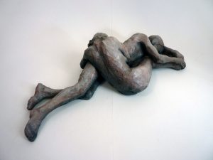 Couple couché, 2014 (argile, gomme-laque)