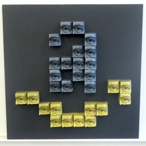 GAFAM-Amazon – Edouard Dullin 2023 – 60x60x5cm — platre patiné sur bois
