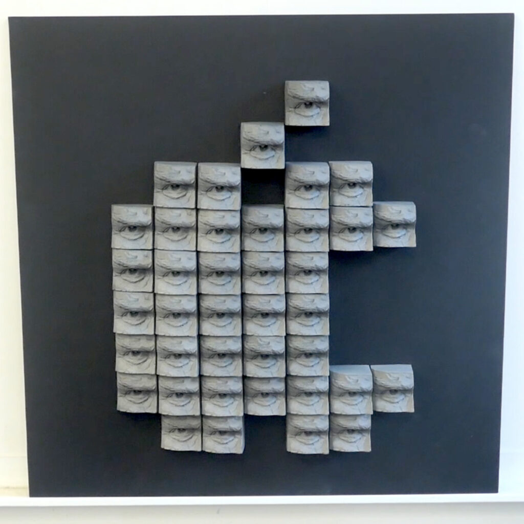 GAFAM-Apple – Edouard Dullin 2023 – 60x60x5cm — platre patiné sur bois