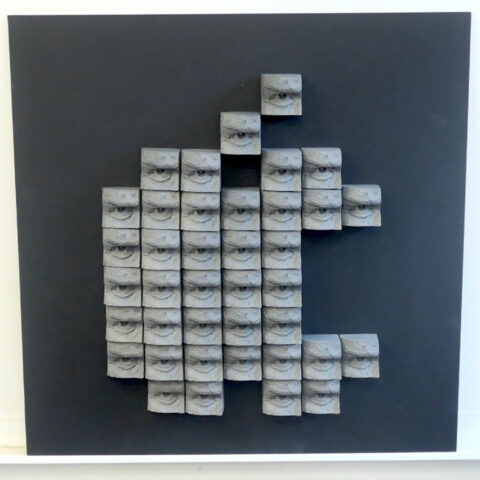 GAFAM-Apple – Edouard Dullin 2023 – 60x60x5cm — platre patiné sur bois