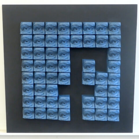GAFAM-Facebook – Edouard Dullin 2023 – 60x60x5cm — platre patiné sur bois