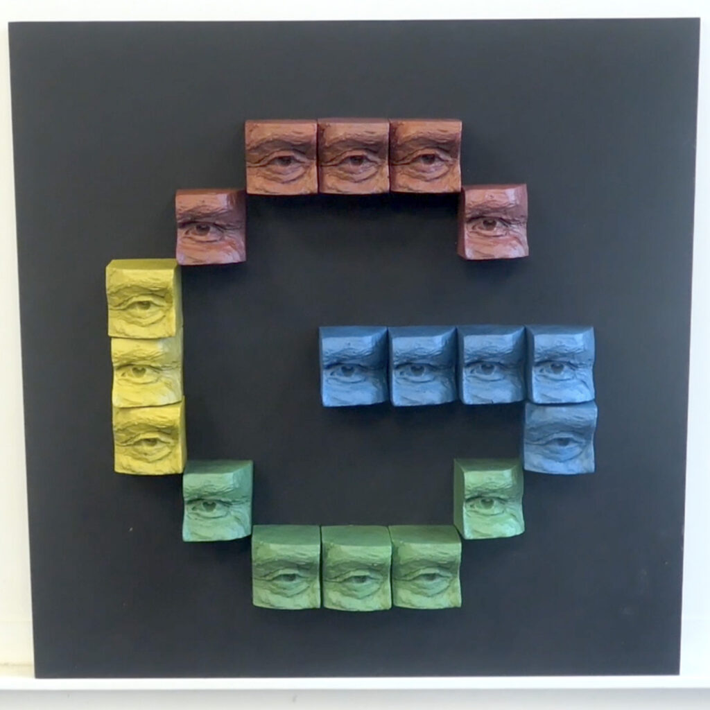 GAFAM-Google – Edouard Dullin 2023 – 60x60x5cm — platre patiné sur bois