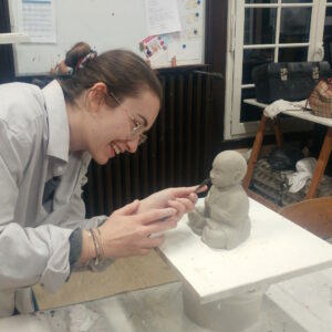 Modelage de la sculpture en argile