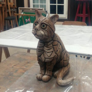 Chat en terre-cuite, patine gomme-laque