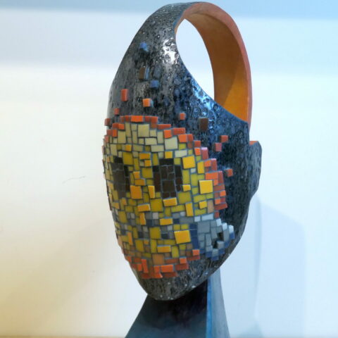 Tchat Sentiment mutique – Ed.Dullin – 2025 13,5x32,5x21 – Céramique et mosaïque