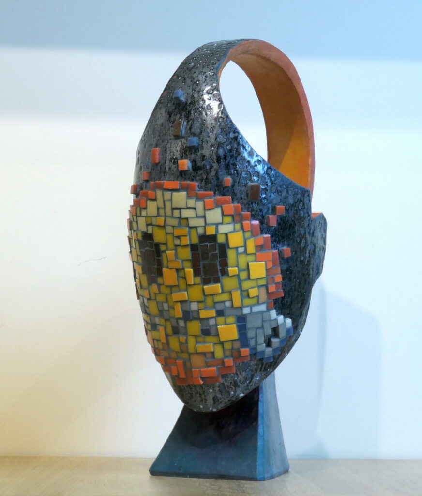 Tchat Sentiment mutique – Ed.Dullin – 2025 13,5x32,5x21 – Céramique et mosaïque